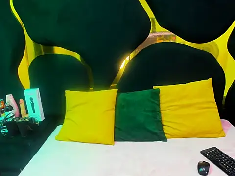 Gianna Johnson online show from December 4, 2:36 am