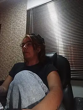 lili hiugs online show from November 5, 6:29 am