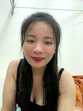 Bee Yellow00 online show from November 4, 11:04 am