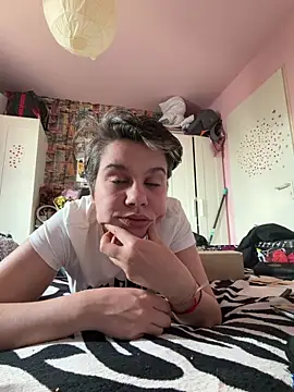 Carolineisback online show from March 1, 11:32 am