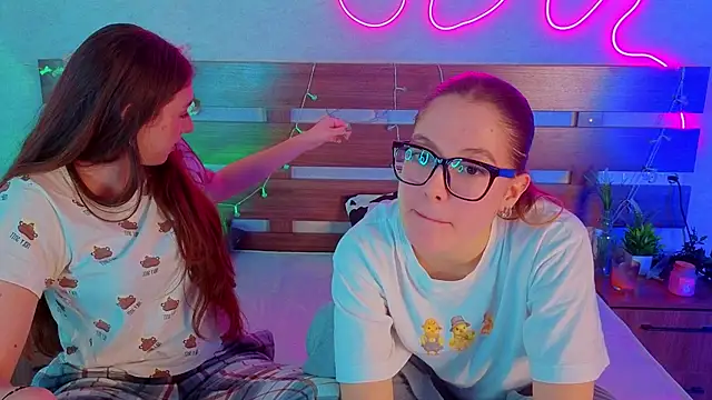 MargaretMorris online show from December 15, 12:43 pm