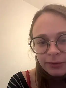 YoungNoraa online show from November 5, 4:45 pm