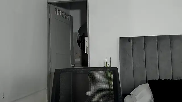 NikkiBotero online show from November 28, 9:40 pm