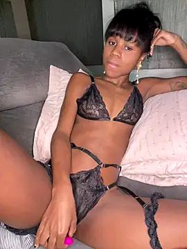 mayalouise online show from November 19, 4:01 am