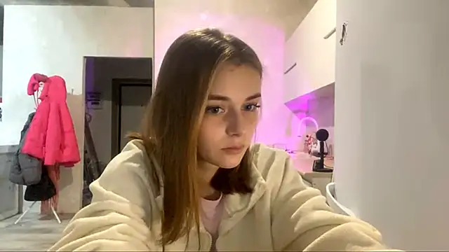 GeralynChiszar online show from November 19, 8:20 pm