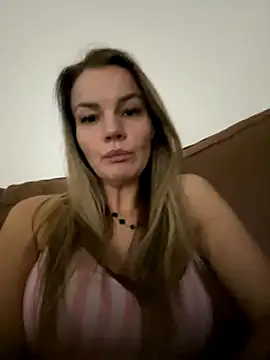 Cutebrowneyes  online show from December 4, 12:24 am