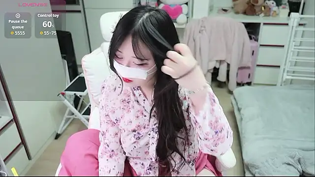 kimhyeona2005 online show from February 18, 12:15 pm