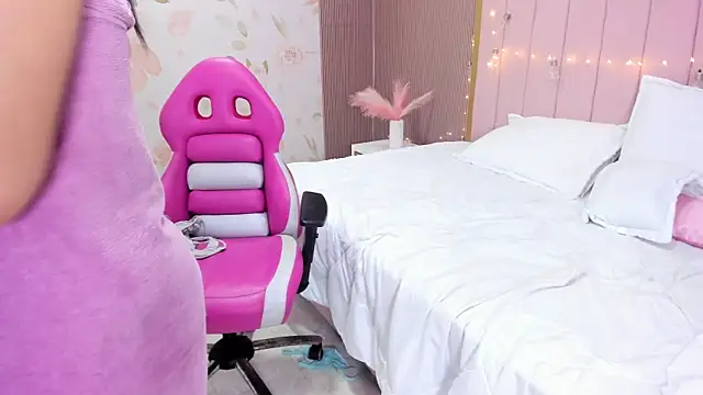 Kendall curves online show from November 24, 7:27 pm