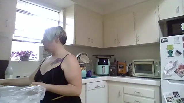 queerlyjaz online show from November 27, 8:23 pm