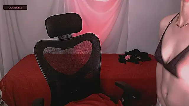 yuyitohairy online show from December 3, 4:15 am