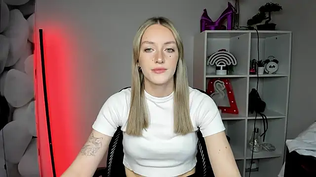 EvelynBlond online show from February 17, 1:32 pm