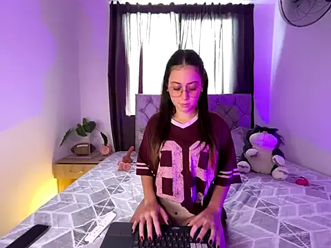 SophieeMoore online show from December 19, 6:55 pm