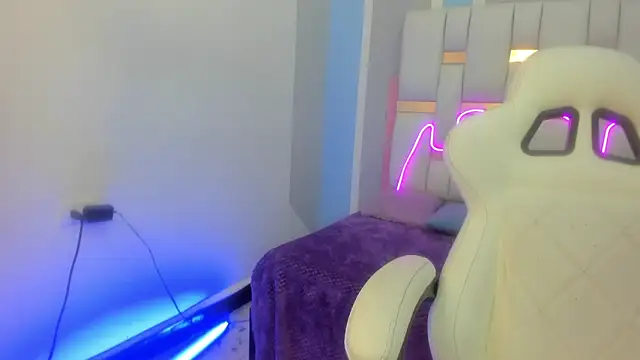 mask red girl online show from February 9, 12:29 pm