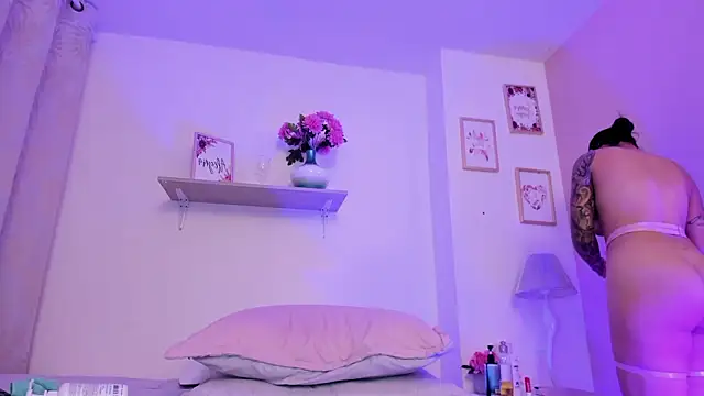 LauraRaider online show from February 14, 9:06 pm