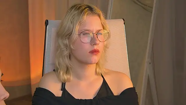 AgataLuuna online show from December 3, 2:30 pm