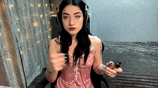 Meowluly online show from December 4, 9:37 pm