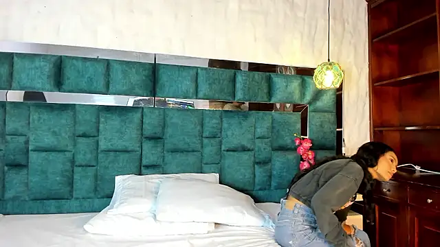  bonnyandclyde online show from February 2, 1:10 pm