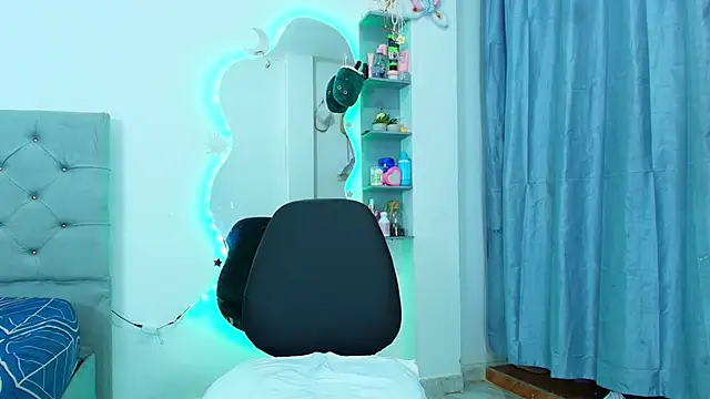 naomi lewiss online show from December 3, 6:32 pm