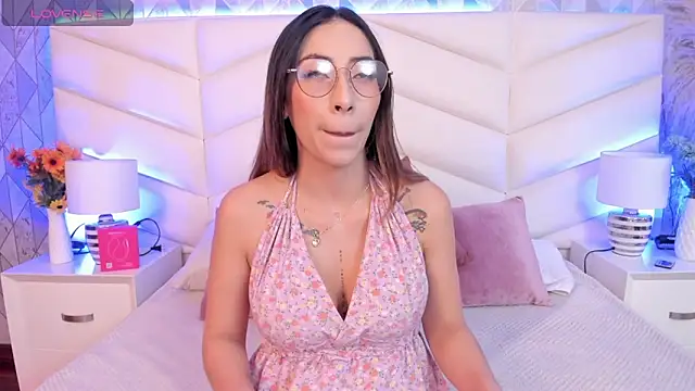 Lizzi Hotman  online show from February 7, 8:56 pm