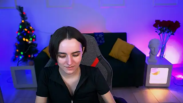 KateWillows online show from December 14, 4:24 pm