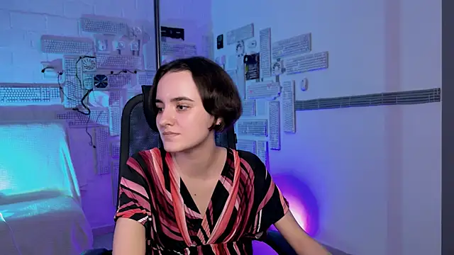 KateWillows online show from December 3, 1:24 pm