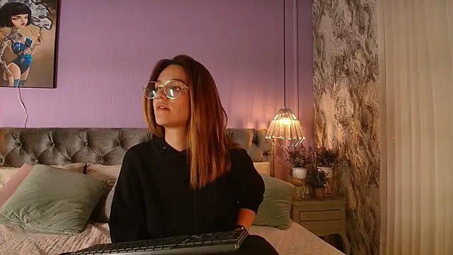 Nia  S online show from January 6, 3:59 pm