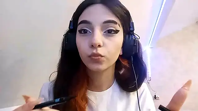 KizzieSchronce online show from December 14, 4:07 am