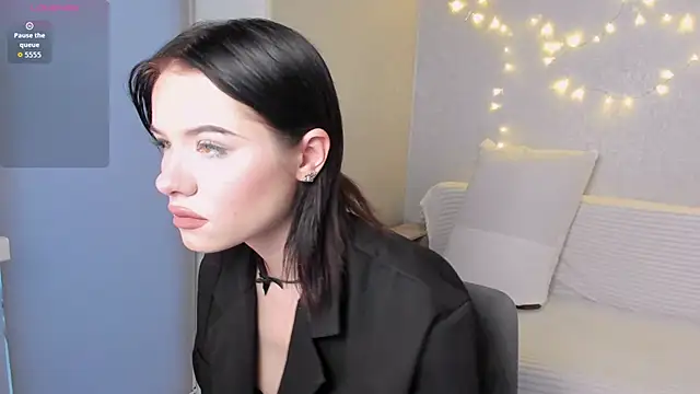 BeatriceMoonlight online show from December 14, 11:05 am