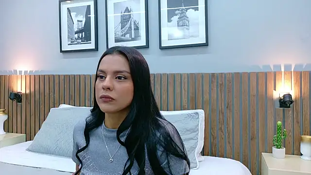 Mia Bellefort online show from February 4, 8:45 pm