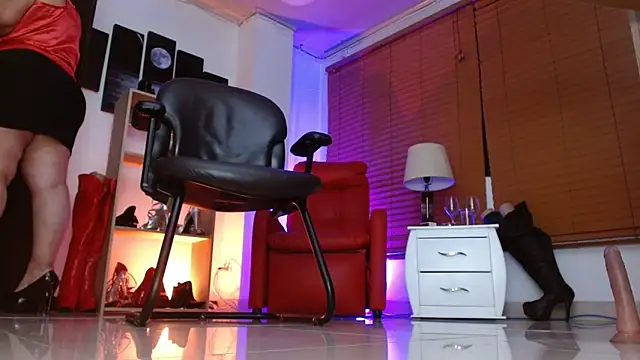 paola xm online show from October 4, 10:10 am