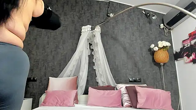 NayaNoirX online show from January 10, 8:02 pm