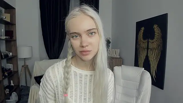 KristalCrowner online show from February 19, 7:35 pm