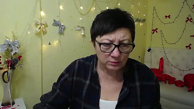 EmilyL0ve online show from January 18, 6:04 pm