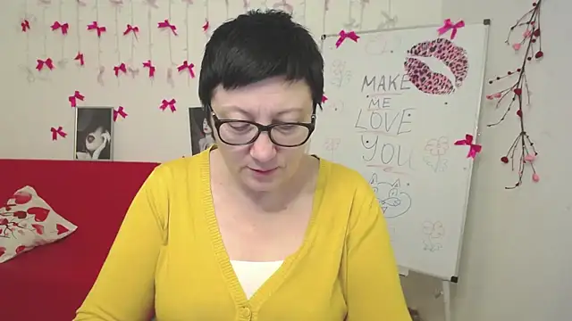 EmilyL0ve online show from February 18, 8:41 pm