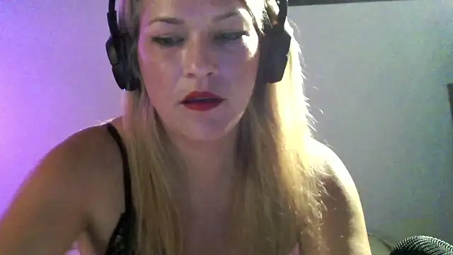 Pxetiteblonde1 online show from January 18, 8:27 pm