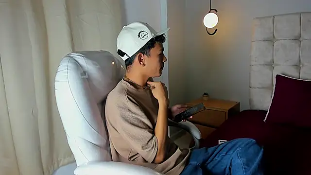 twink royale18 online show from February 23, 4:28 pm