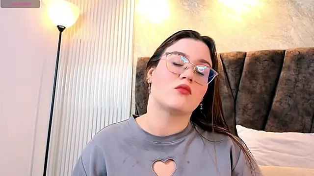 zoe hugeboobs online show from February 18, 12:15 pm