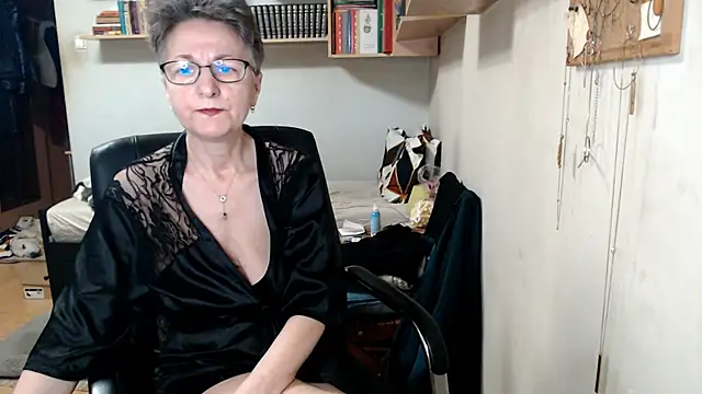 katemodel online show from October 6, 7:47 am