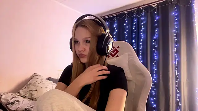 axin burnell online show from February 28, 3:22 pm