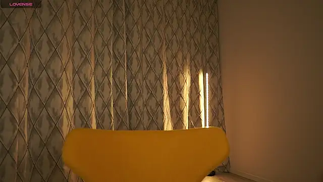 DollyV online show from April 9, 9:53 pm