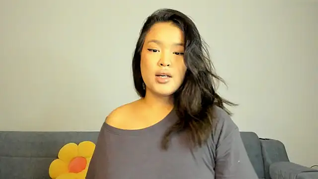 luna yum online show from February 10, 7:28 pm