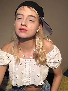 KiwiDreamy1 online show from February 5, 4:48 am