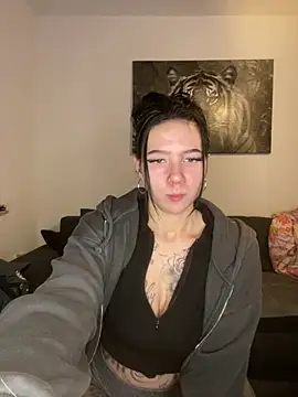 zoeelovee online show from February 9, 6:32 pm