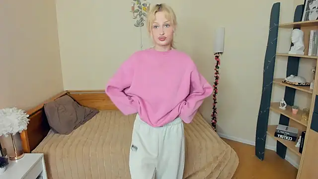 LolaStusse online show from February 28, 8:25 am