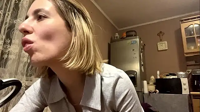 Snapshot of CharmingBlonde chatting on February 18, 6:51 pm CharmingBlonde online show from February 18, 6:51 pm