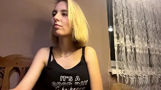 Snapshot of CharmingBlonde chatting on February 13, 8:10 pm CharmingBlonde online show from February 13, 8:10 pm