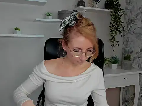 CinderellaMoon online show from February 20, 6:26 am