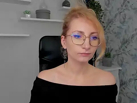 CinderellaMoon online show from March 2, 6:25 am