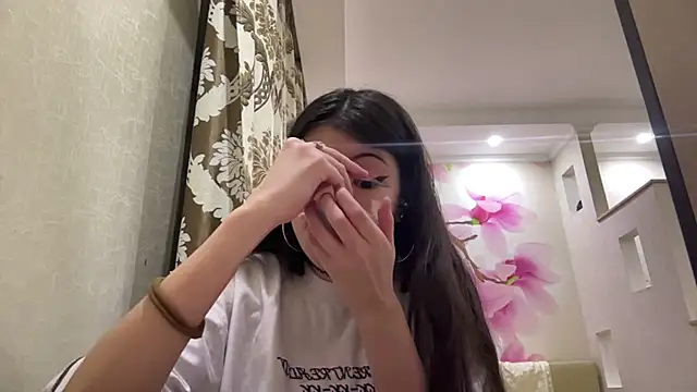 MaeRaads online show from March 2, 6:47 pm