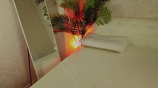 Bella McKenzie online show from March 2, 7:15 am